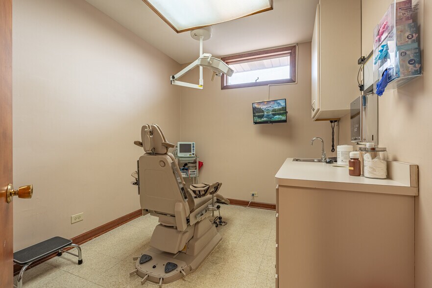 More Photos Of 302 N Hammes Ave, Joliet Medical For Lease