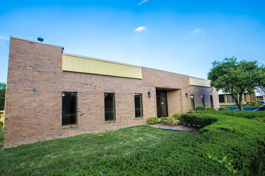 More Photos Of 28200 Orchard Lake Rd, Farmington Hills Office For Lease
