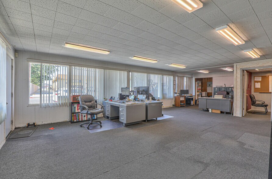 More Photos Of 50 Chamberlain St, Salinas Warehouse For Sale