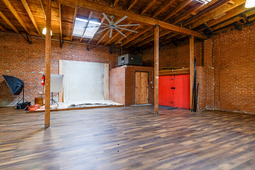 More Photos Of 2448 E 8th St, Los Angeles Warehouse For Lease
