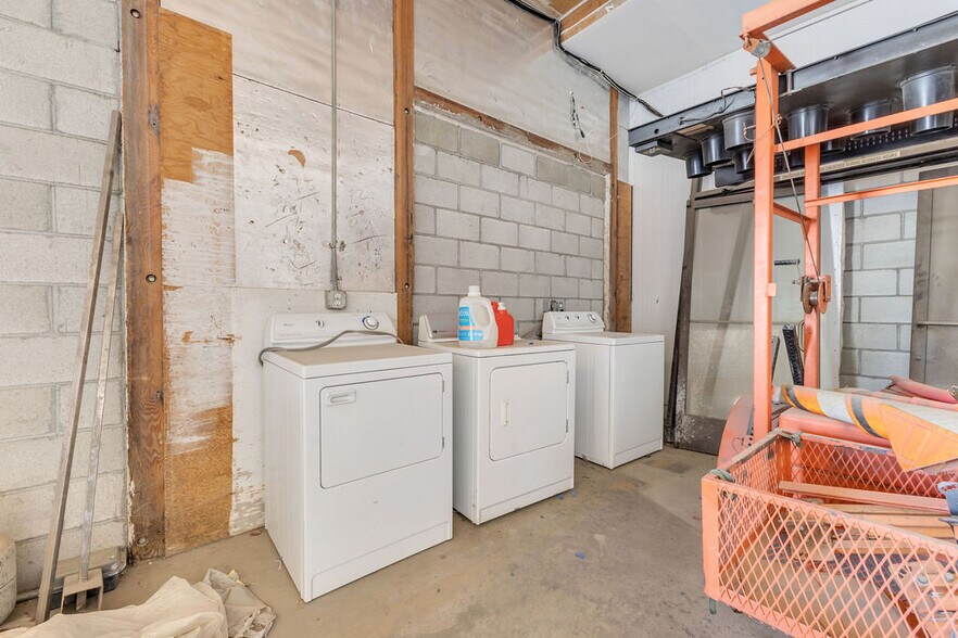 More Photos Of 81500 Industrial Pl, Indio Warehouse For Sale