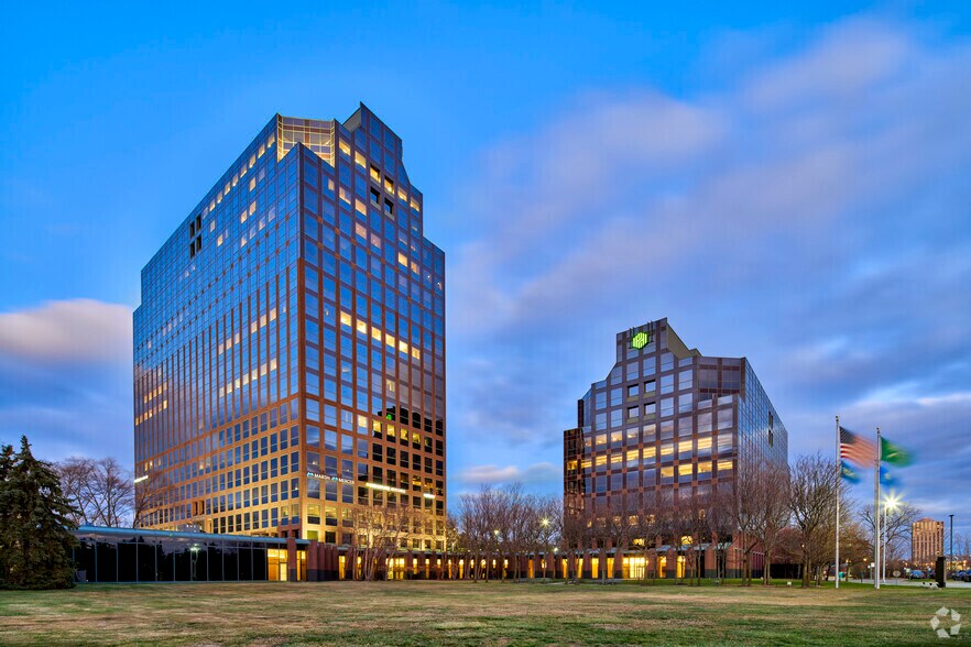 More Photos Of One Towne Sq, Southfield Office For Lease