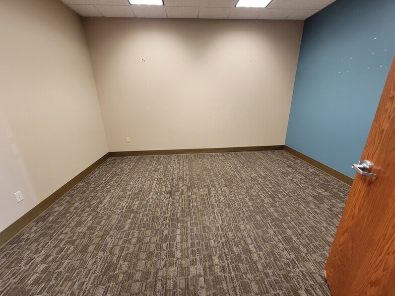 More Photos Of 2101 W 41st St, Sioux Falls General Retail For Lease