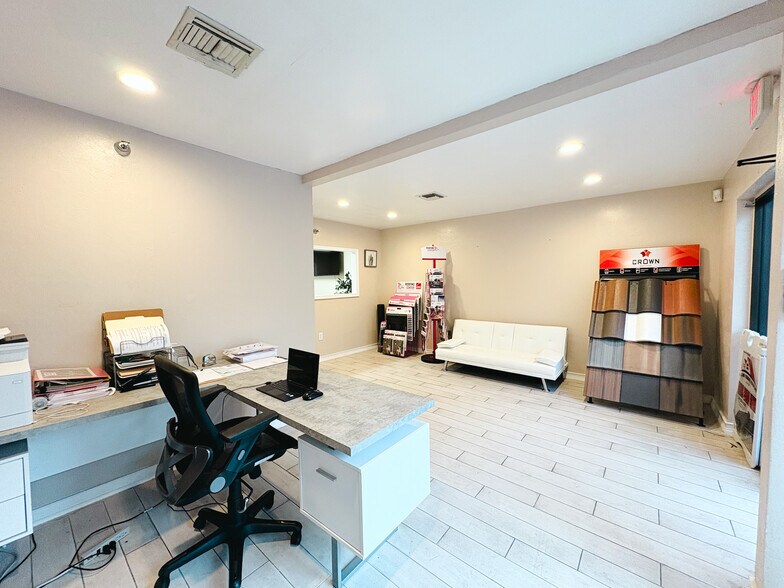 More Photos Of 12165 Metro Pky, Fort Myers Light Manufacturing For Sale