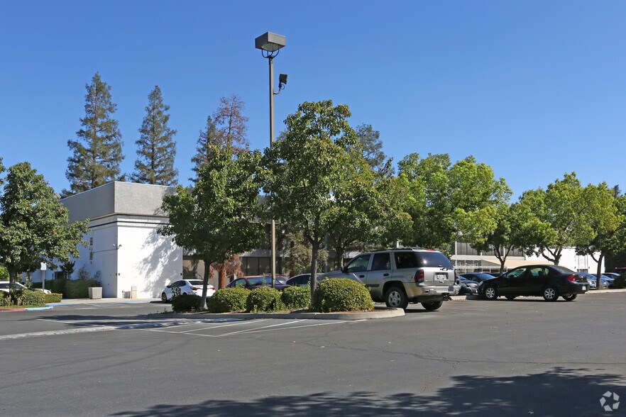 More Photos Of 255 W Bullard Ave, Fresno Office For Lease