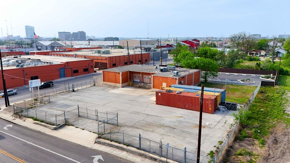 More Photos Of 1403 E Houston St, San Antonio Flex For Lease