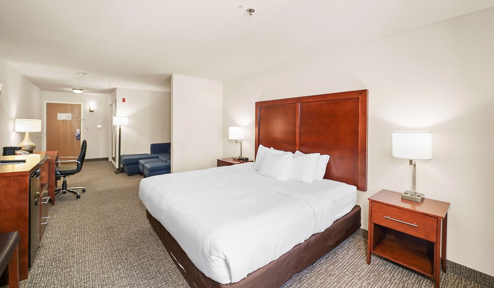 More Photos Of 725 Paradise Ln, Johnson Creek Hotel For Sale