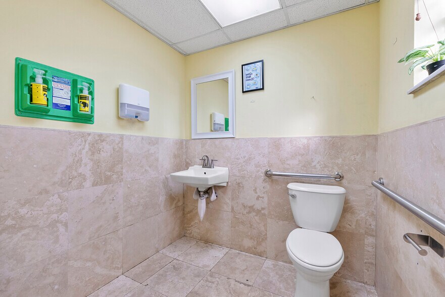More Photos Of 1730 E Commercial Blvd, Fort Lauderdale Medical For Lease