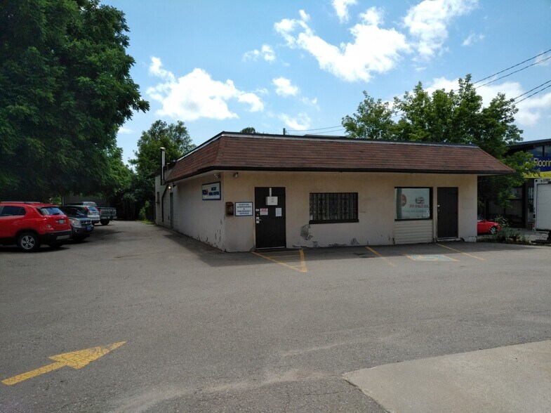 More Photos Of 421 Dundas St E, Whitby Freestanding For Lease