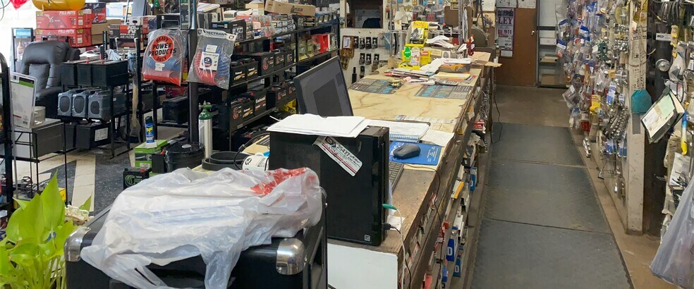 More Photos Of 320 S Mulberry St, Pearsall Auto Repair For Sale