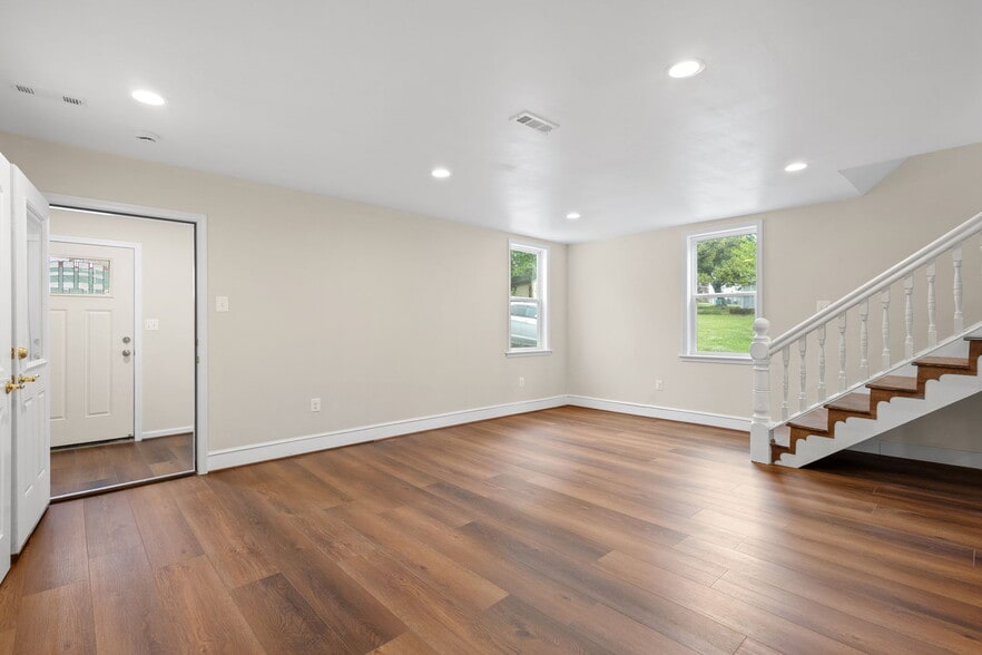 More Photos Of 8519 Chestnut Ave, Bowie Storefront For Sale