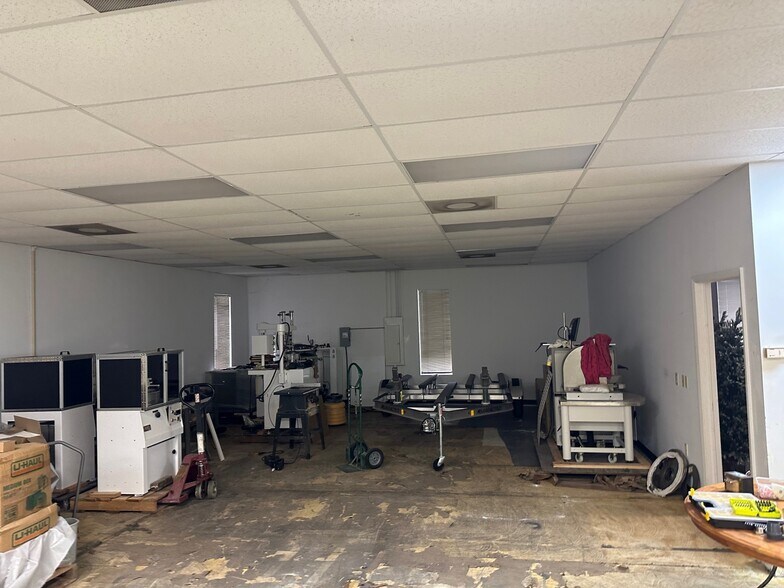 More Photos Of 325 Scarlett Blvd, Oldsmar Warehouse For Sale