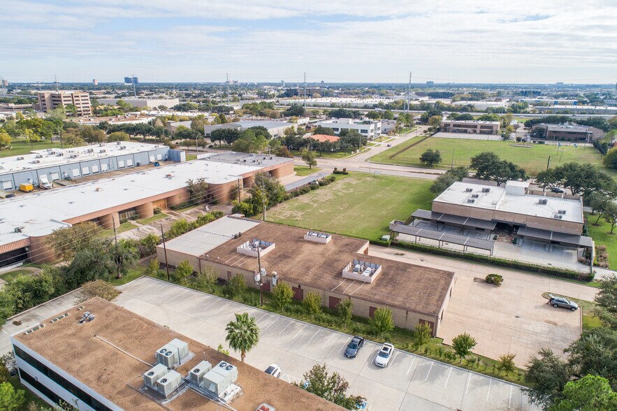 More Photos Of 3737 Westcenter Dr, Houston Manufacturing For Lease