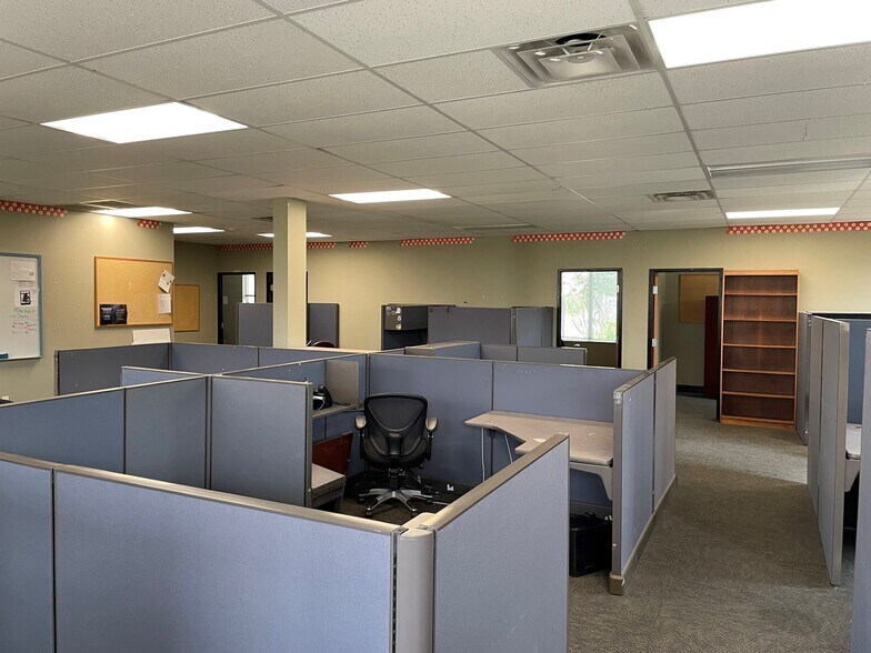 More Photos Of 6615 Vaught Ranch Rd, Austin Office Residential For Lease