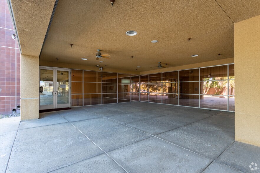 More Photos Of 750 N Gene Autry Trl, Palm Springs Showroom For Sale