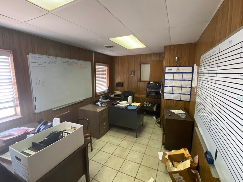 More Photos Of 2306 E Broadway St, Sweetwater Truck Terminal For Lease