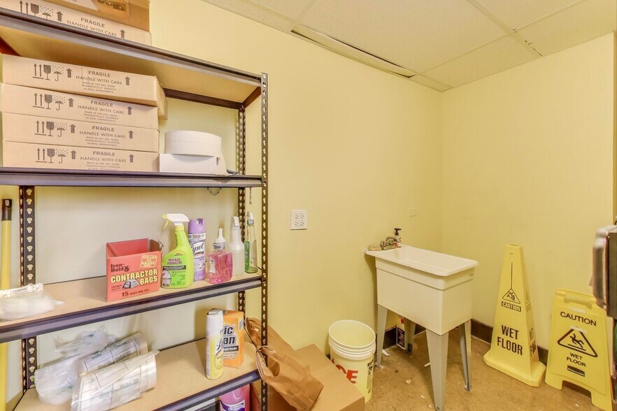 More Photos Of 675 W Golf Rd, Hoffman Estates Storefront For Lease