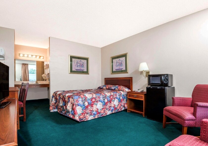 More Photos Of 1950 S Wabash St, Wabash Hotel For Sale