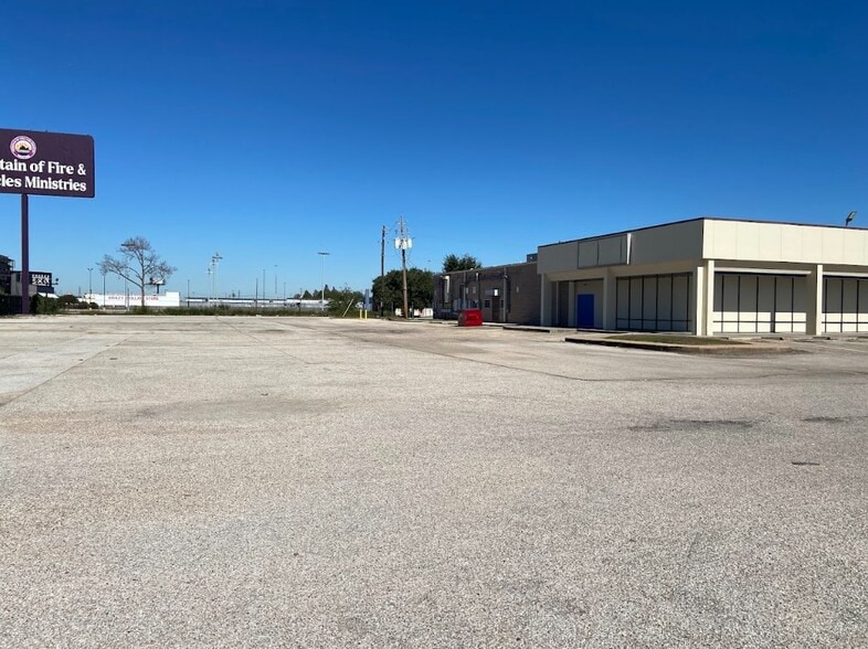 More Photos Of 9990 Kleckley Dr, Houston Unknown For Lease