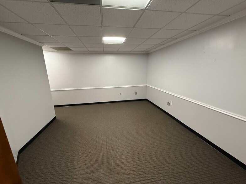 More Photos Of 5102 W Village Green Dr, Midlothian Office For Lease