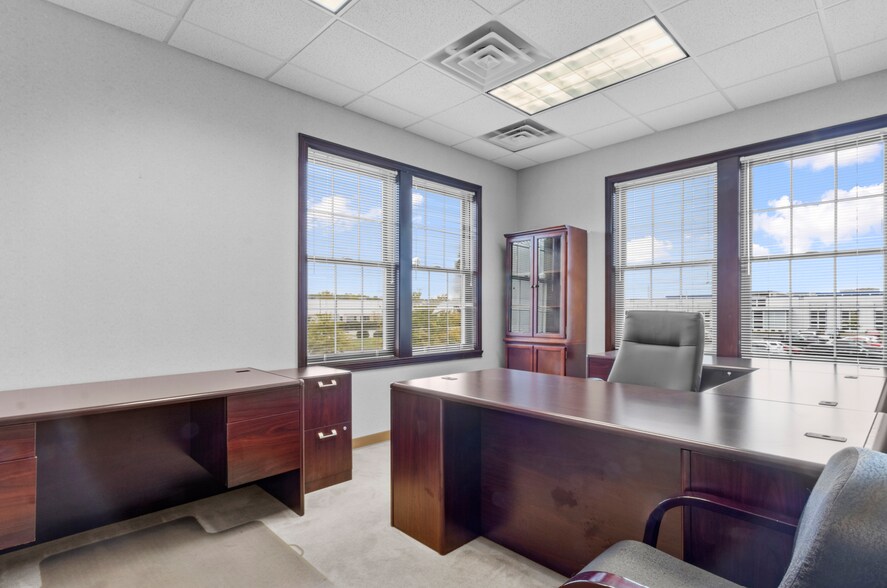 More Photos Of 9963 Crosspoint Blvd, Indianapolis Office For Sale