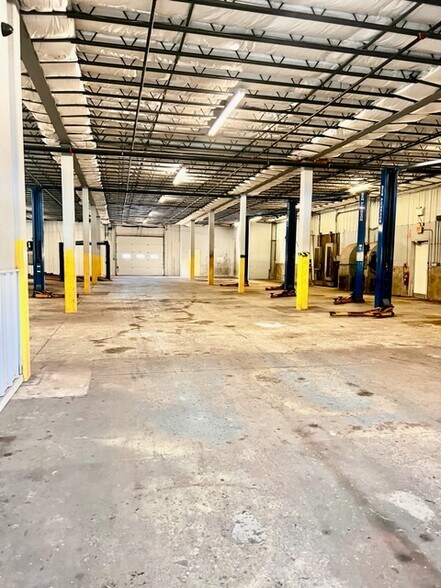 More Photos Of 4 Gator Rock Rd, Somersworth Distribution For Sale