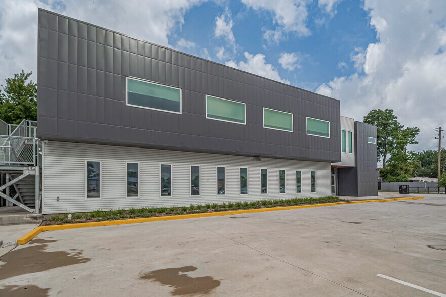 More Photos Of 2535 North Fwy, Houston Office For Lease