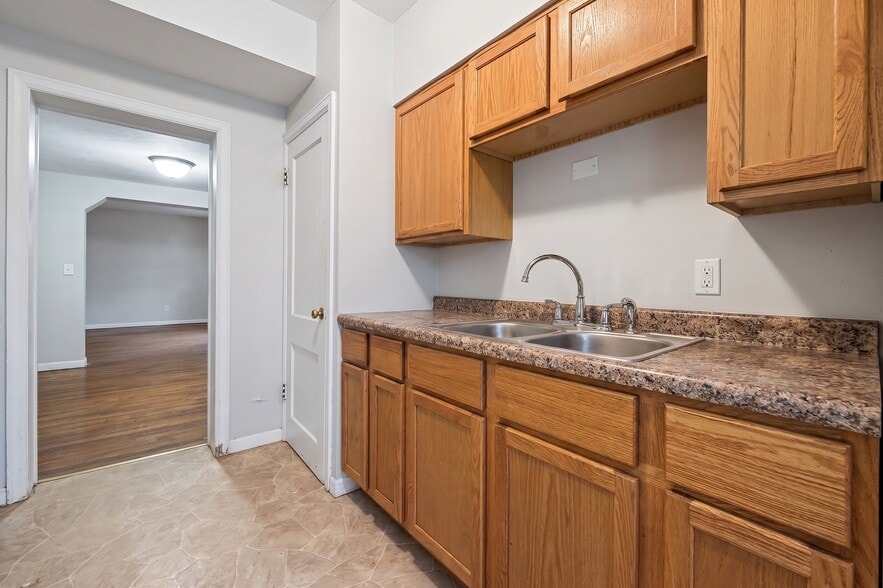 More Photos Of 1003-1011 W Locust St, Davenport Apartments For Sale