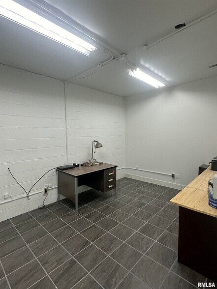 More Photos Of 817 NE Adams St, Peoria Warehouse For Sale