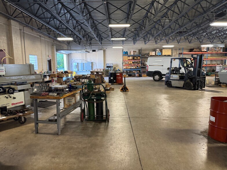 More Photos Of 213 Amendodge Dr, Shorewood Manufacturing For Sale