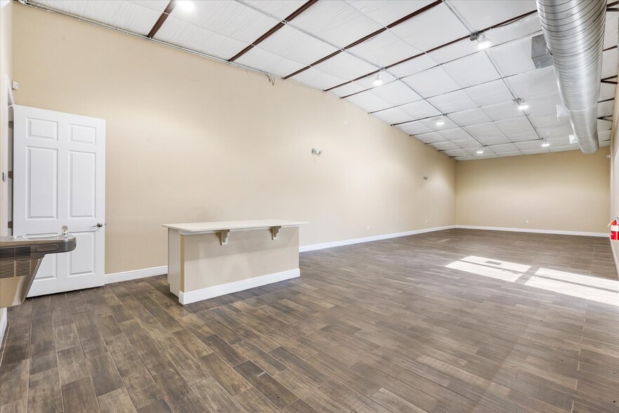 More Photos Of 1818 Greenleaf Ln, Leesburg Warehouse For Lease