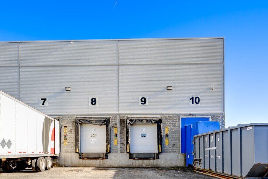 More Photos Of 9393 Boul Métropolitain E, Montréal Warehouse For Lease