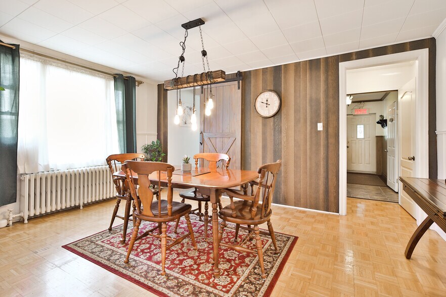 More Photos Of 2130 Av Bourgogne, Chambly Office For Sale