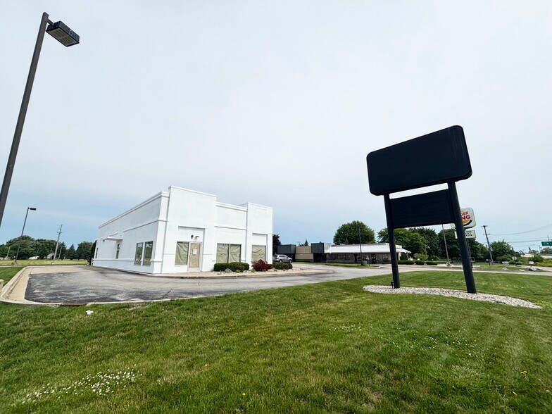 Primary Photo Of 6362 3 Mile Rd, Bay City Fast Food For Lease