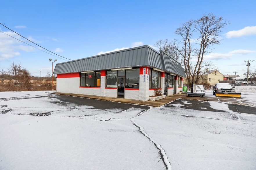 Primary Photo Of 444 Russell St, Hadley Service Station For Lease