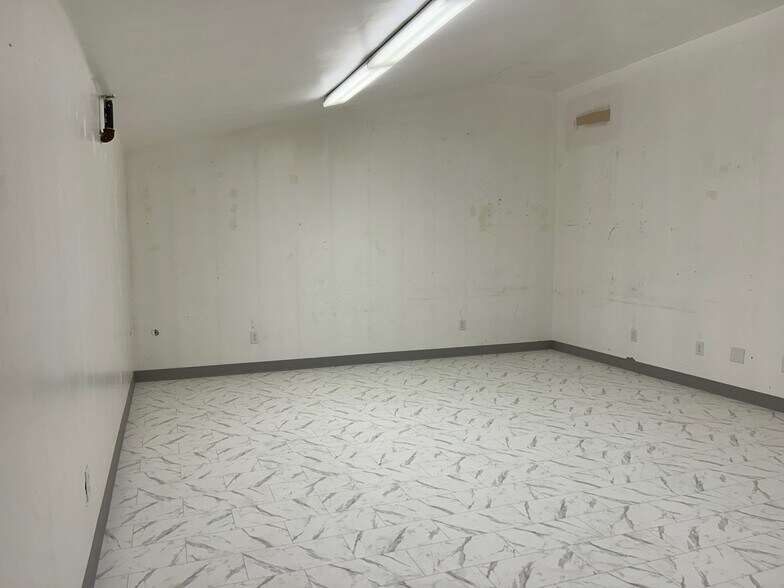 More Photos Of 633 N Morton St, Bloomington Research And Development For Lease