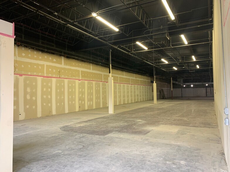 More Photos Of 546-584 S Randall Rd, Saint Charles Unknown For Lease