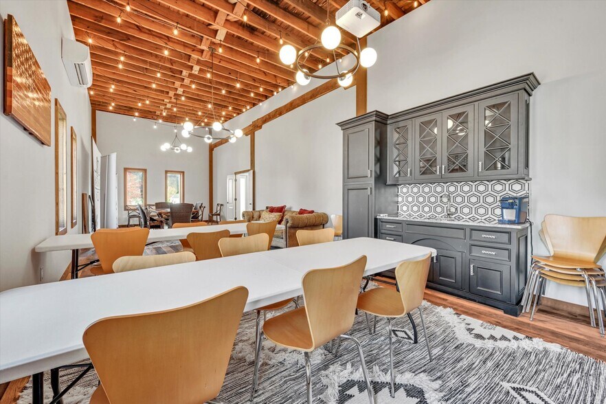 More Photos Of 1400 Maple St, Pottstown Light Distribution For Lease