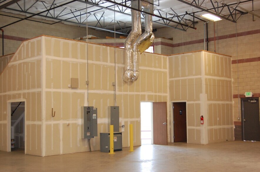 More Photos Of 2516 Business Pky, Minden Flex For Lease