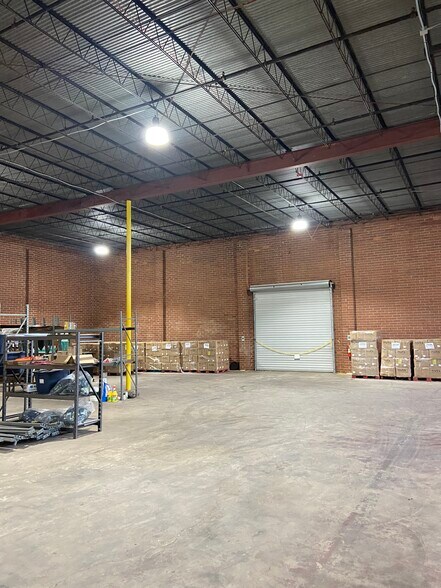 More Photos Of 819 W Roosevelt Ave, Albany Warehouse For Lease