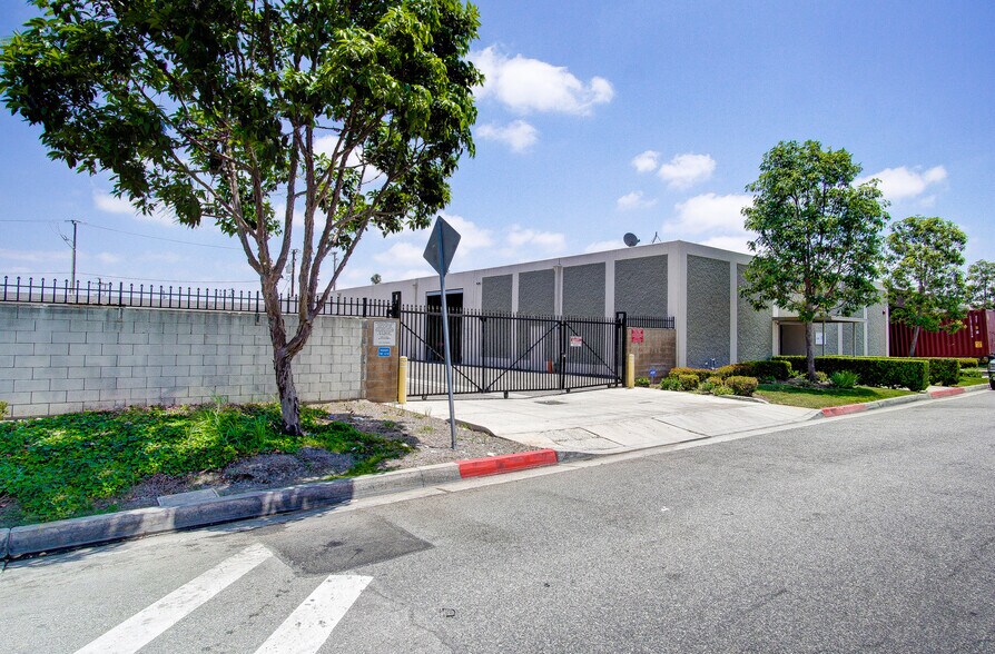 More Photos Of 15220-15250 Texaco Ave, Paramount Warehouse For Lease
