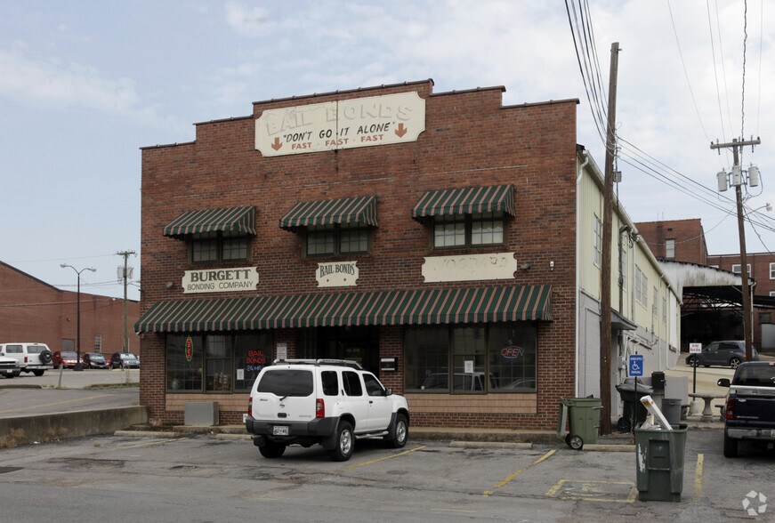 More Photos Of 108 W Smith St, Gallatin Showroom For Lease