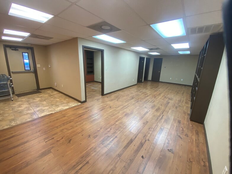 More Photos Of 1128 Westwood Dr, Rosenberg Office For Lease