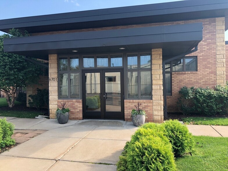 More Photos Of 6701 W 23rd St, Saint Louis Park Warehouse For Lease
