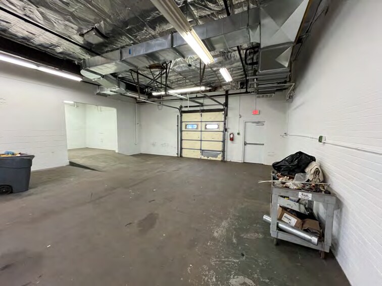 More Photos Of 55 Thomas Rd N, Hawthorne Manufacturing For Lease