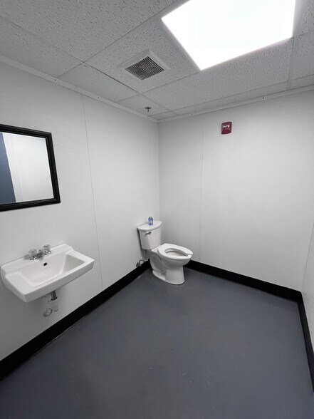 More Photos Of 106 Ledge Rd, Seabrook Warehouse For Lease