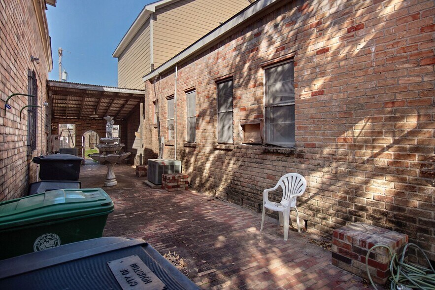 More Photos Of 1333-1335 Yale St, Houston General Retail For Sale