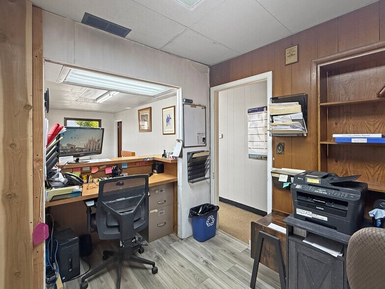 More Photos Of 1331 W Main St, Sterling Veterinarian Kennel For Sale