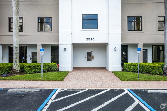 More Photos Of 2590 Northbrooke Plaza Dr, Naples Medical For Lease