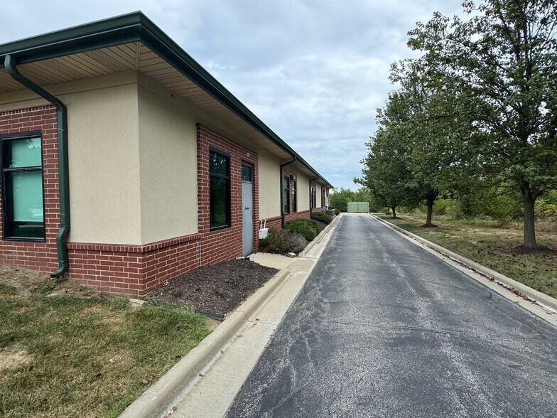 More Photos Of 15415 Pinehurst Dr, Basehor Office For Lease